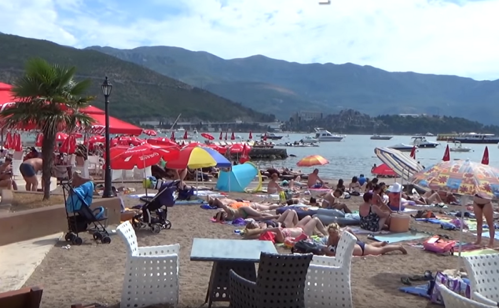 Hitne službe stigle na obalu u 9.30, tamo su zatekli okupljene kupače u suzama i potpunoj rastrojenosti