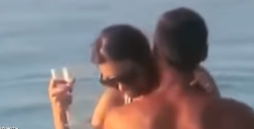 Ruska lepotica snimljena kako ima žestok se*s sa ljubavnikom u bazenu! Odmah pao razvod o kojem bruji ceo svet! (EKSPLICITAN SADRŽAJ)