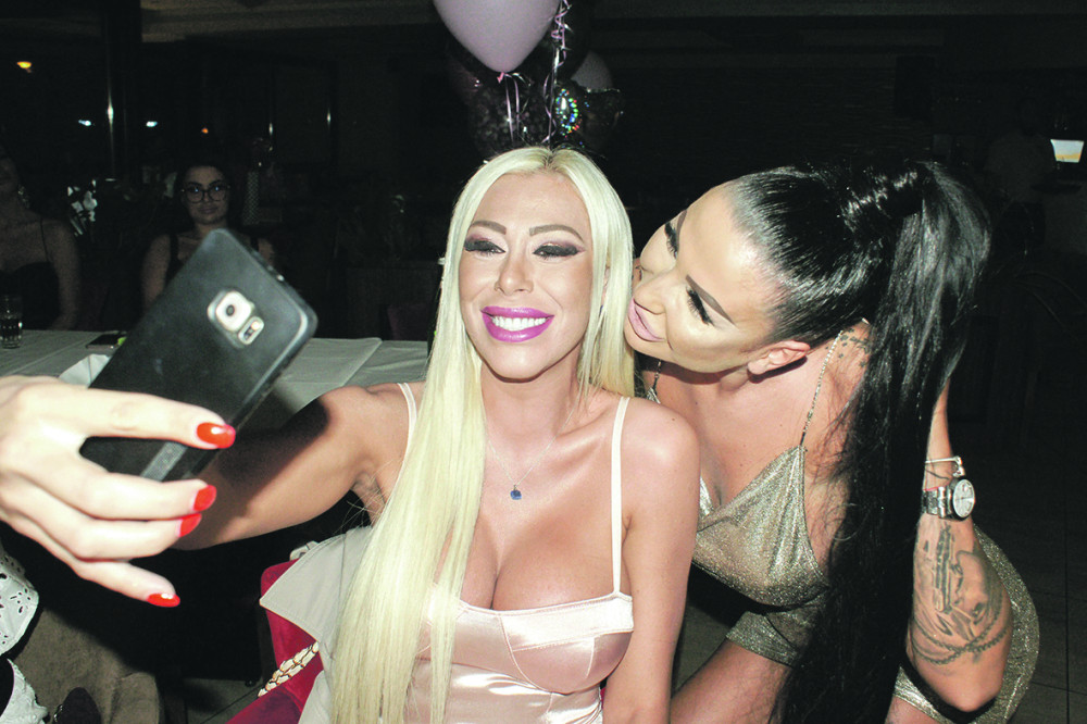 Ajfonka dobila SKUPOCENI poklon! Zanemećete kada čujete šta je u pitanju!