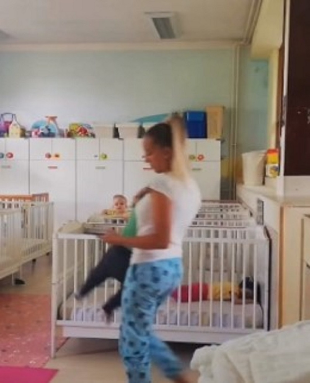 UZNEMIRUJUĆI VIDEO~Jednoj bebici u Zvečanskoj umalo ruku nije iščupala! Pogledajte bahato ponašanje medicinske sestre u domu za nezbrinutu decu!