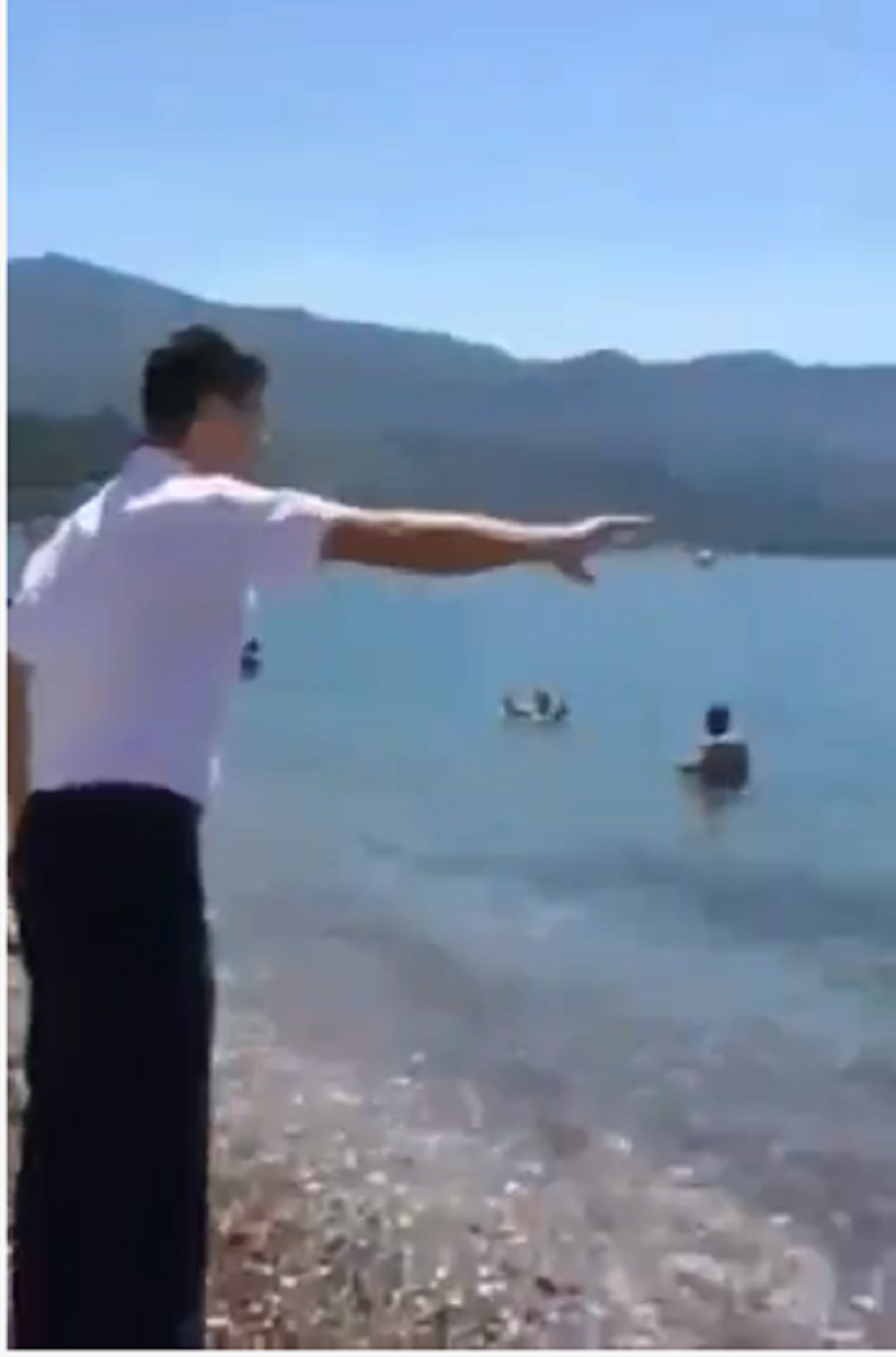 Konobar izleteo u uniformi i čarapama, pa maltretirao ženu i decu i dirao im stvari! (VIDEO)