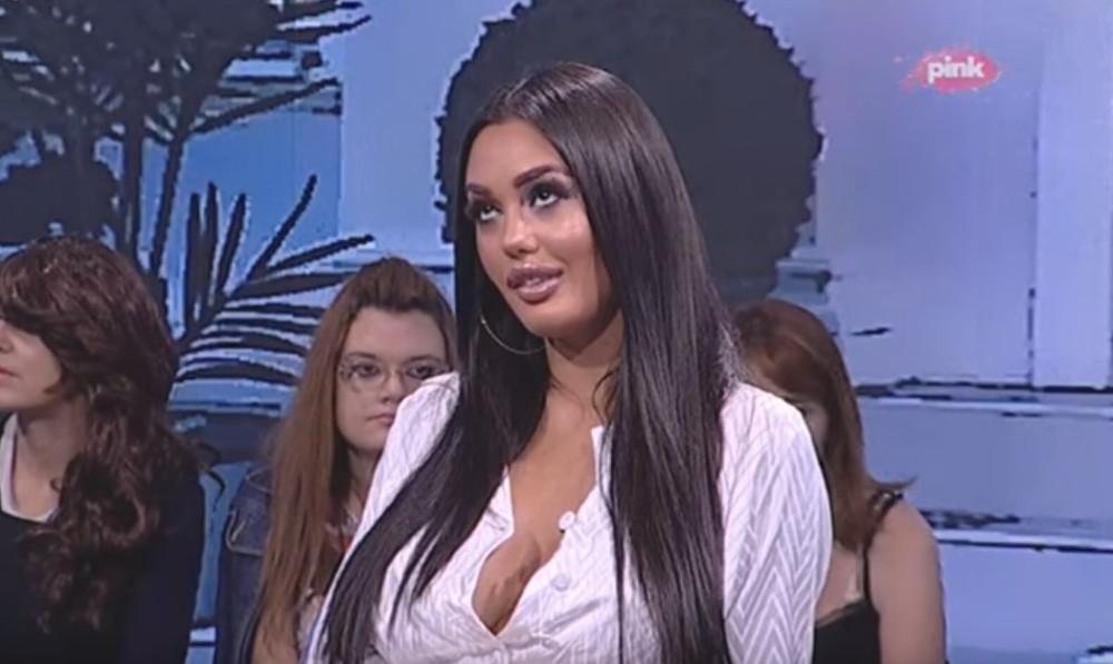 Ana Korać se probudila sa ogromnom belom flekom na bradi: Evo šta je radila nevaljalica! (VIDEO)