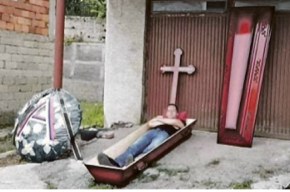 (UZNEMIRUJUĆI FOTO) Kupio krst sa svojim imenom, prebacio ga preko ramena, pa prošetao gradom! Iza svega se krije STRAVIČNA priča!