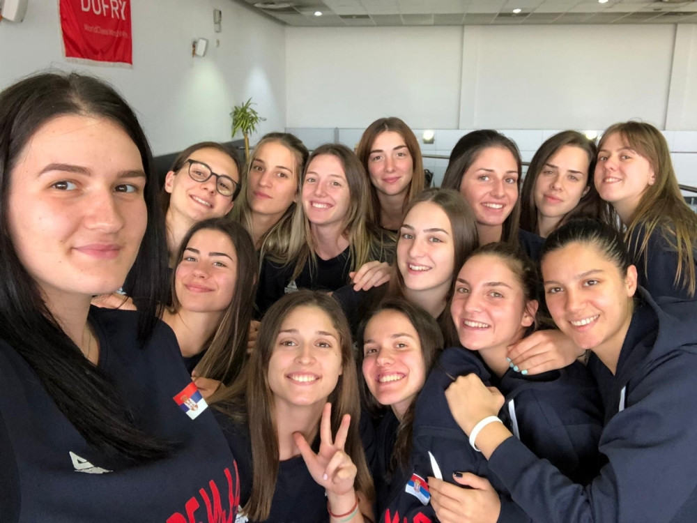 U avionu koji je evakuisan zbog dojave o bombi bile i ONE! "Svašta nam je prolazilo kroz glavu"