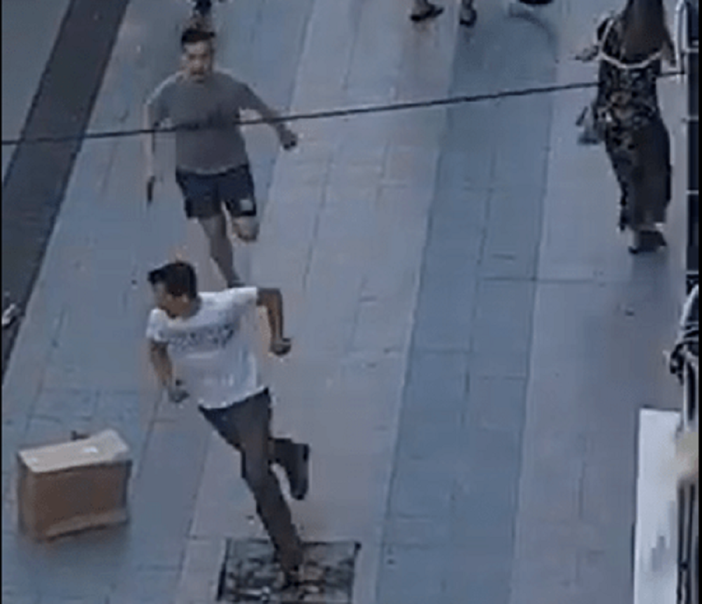 Kinezi jurili radnika ministarstva SATAROM po ulici, prolaznici pokušavali da mu spasu glavu, razlog je BIZARAN! (UZNEMIRAVAJUĆI VIDEO)