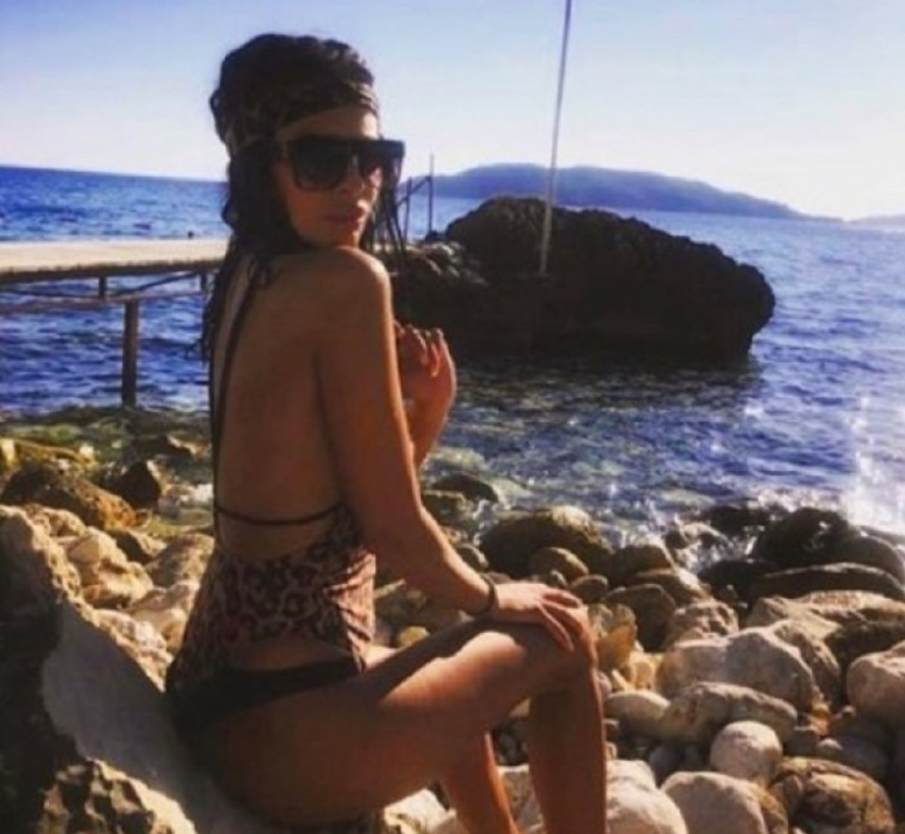 Ova BOMBA ulazi u Zadrugu 3! Do sada je niste viđali, godinama radila OZBILJAN posao, a izgledom OBARA s nogu! (FOTO)