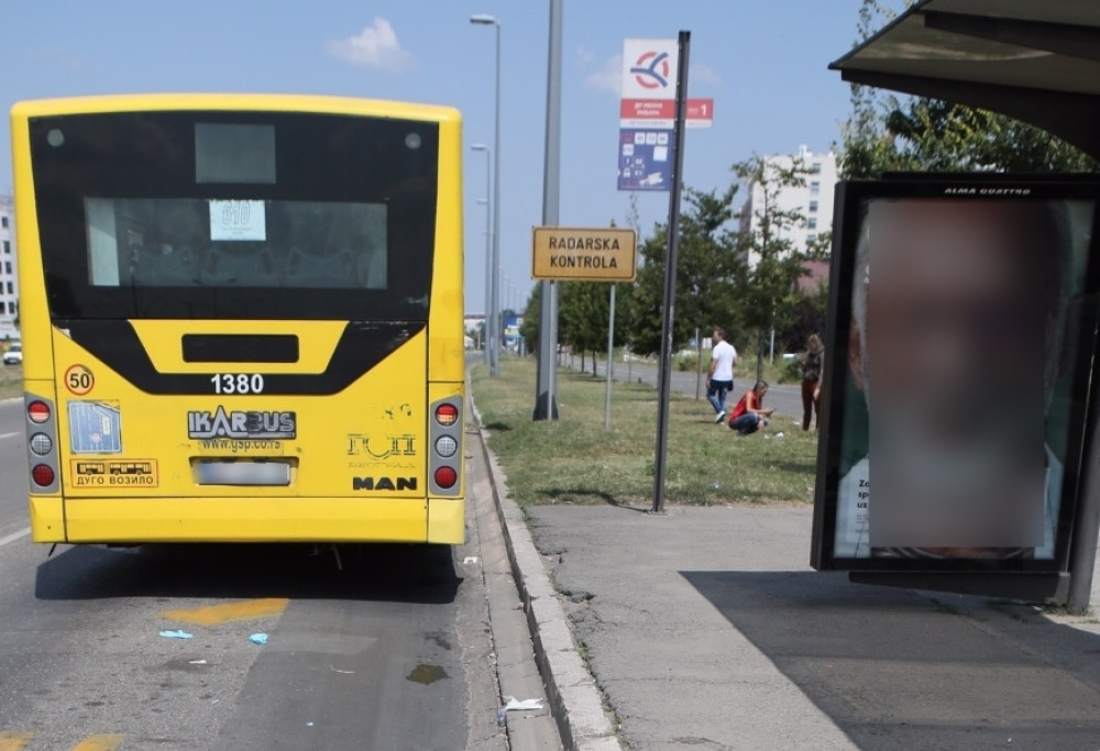 UZNEMIRUJUĆE FOTOGRAFIJE~Alo.rs na autobuskoj stanici gde je žena ostala bez ruke i noge!