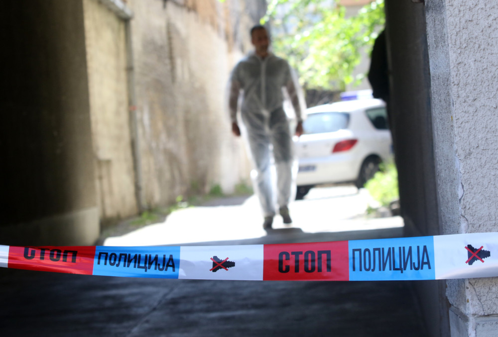 Užasne scene pred očima dece, rođenom detetu držao nož pod vratom