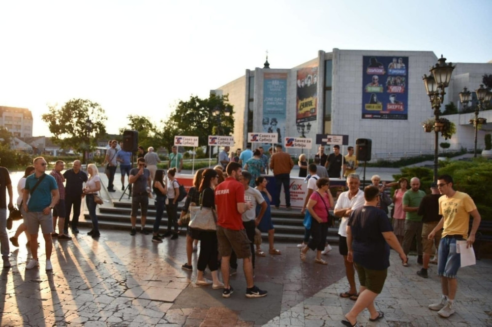 Đilas, Jeremić i Obradović ostavili svoje pristalice, a oni oborili još jedan REKORD - Više štandova nego ljudi u Novom Sadu! (FOTO)