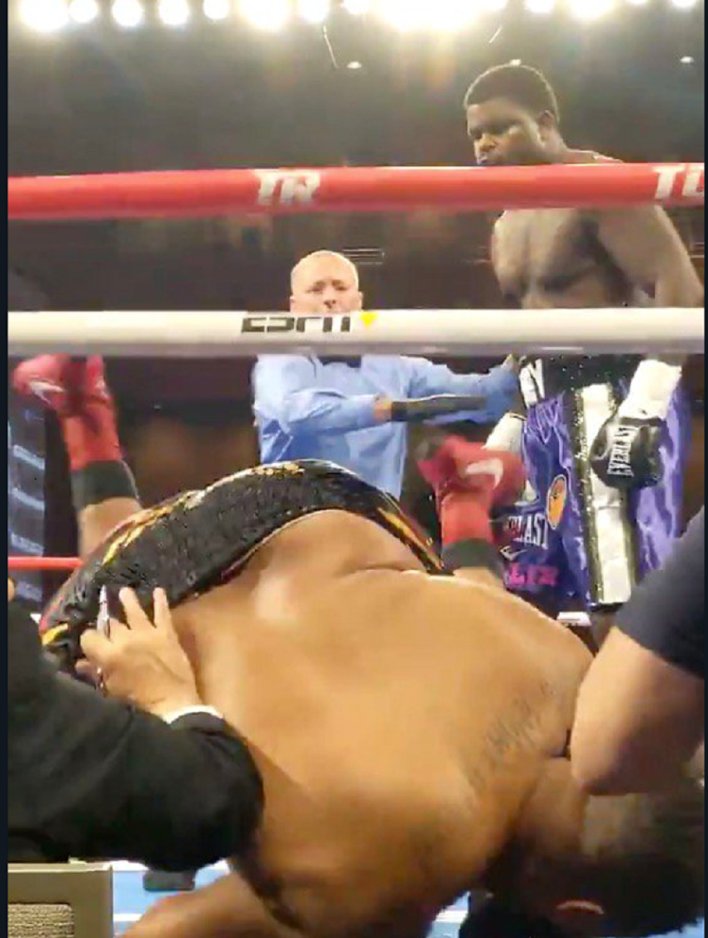 Odvalio aperkatom protivnika koji je od siline udarca završio van ringa! (VIDEO)