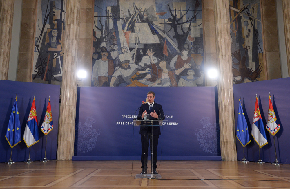 Predsednik stao za govornicu, progutao knedlu i rekao: "LJUDI, TO JE TO!"