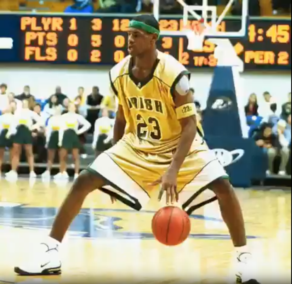 Redak snimak Lebrona iz srednje škole, zakucavao je u tim godinama preko rivala! Još tada se znalo da će biti KRALJ koliko ih je odvaljivao! (FOTO + VIDEO)