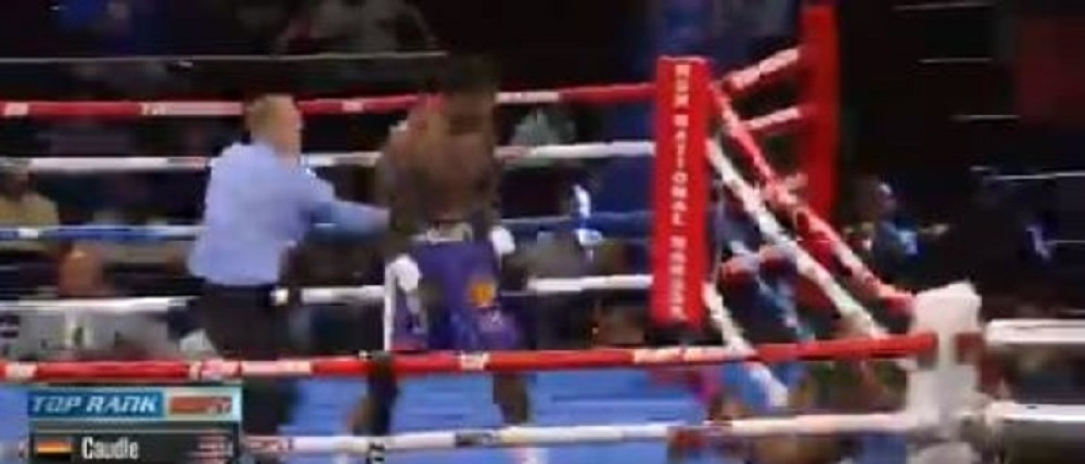 Boks ovo nije video nikad! Pod serijom udaraca ISPAO IZ RINGA kroz konopce, vratio se, pa popio NOKAUT (VIDEO)