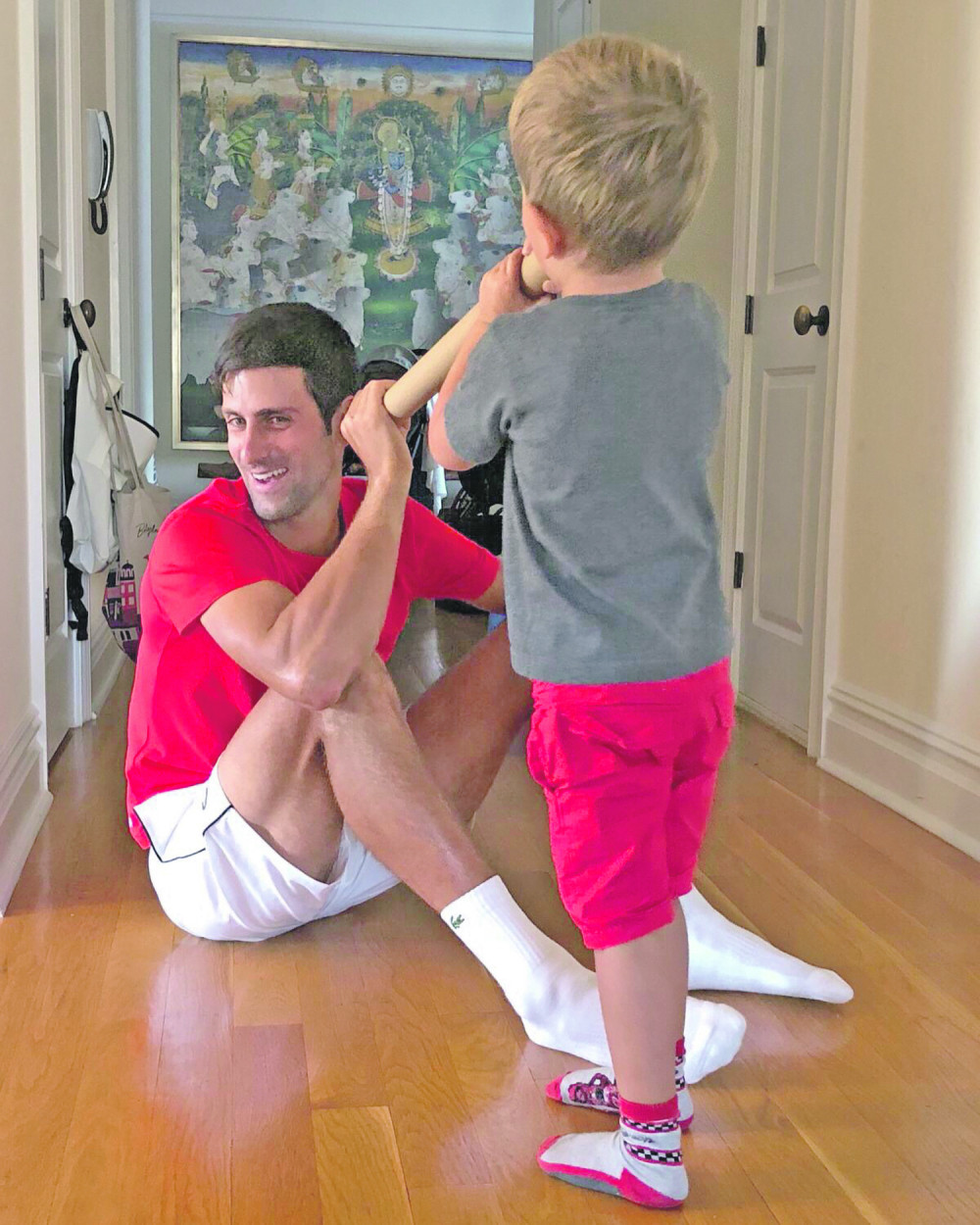 Đoković na zidu drži sliku Krišne