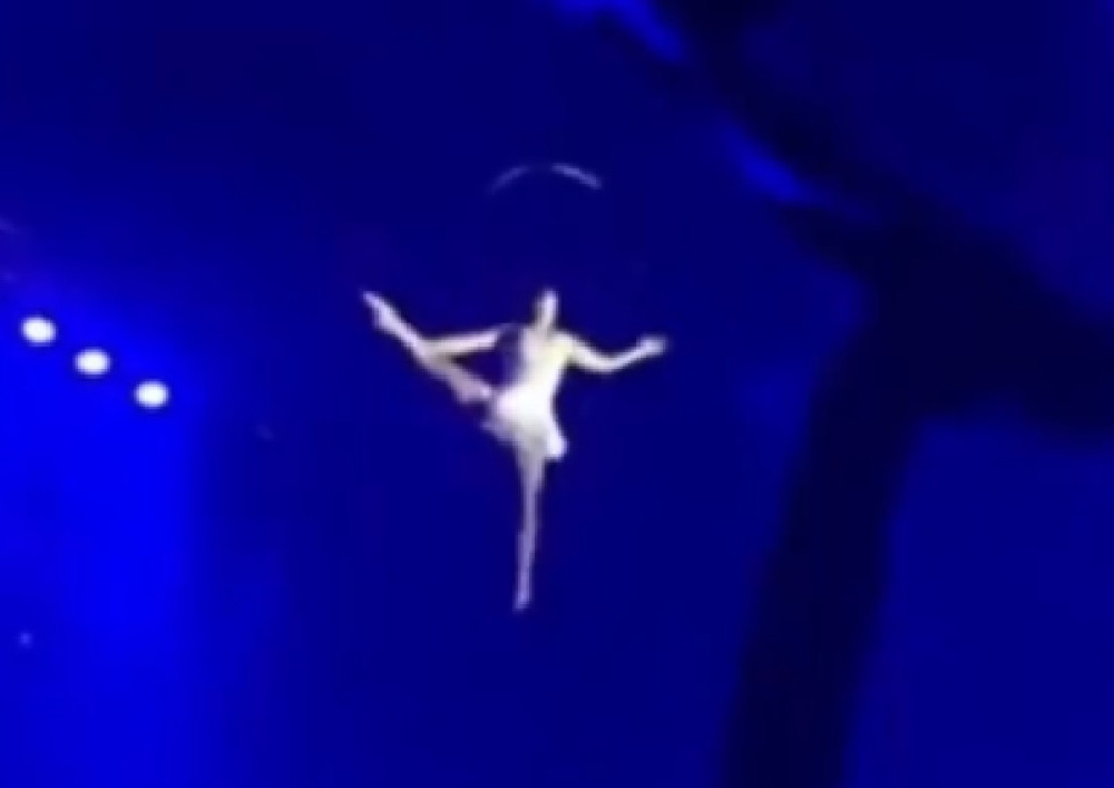 Akrobatkinja (28) izvodila tačku na 11 metara visine: Kada je podigla glavu prolomio se vrisak! Deca u suzama gledala Hitnu pomoć na bini (FOTO)