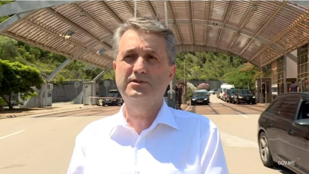 Crnogorski ministar išao po ulici, pitao turiste zašto letuju u Crnoj Gori, a svoj URNEBESNI zaključak podelio sa svetom i izazvao pometnju u NATO paktu!