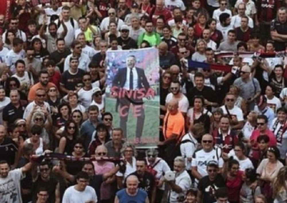 Nestvarne slike iz Bolonje! Narod se skupio ispred hrama i molitvom poslali ljubav i poruku podrške Mihajloviću! (FOTO + VIDEO)