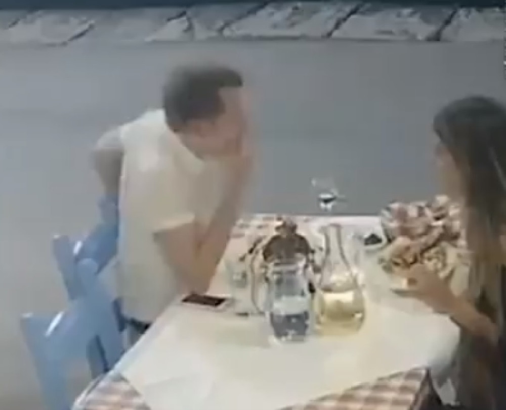 Večerao sa devojkom u grčkom restoranu, ona ga izbezumljeno gledala! Kada je konobarica shvatila šta se dešava, odmah je pozvala pomoć (VIDEO)
