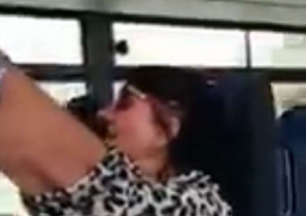 Putnici PRVO u neverici gledali dve žene iz Obrenovca, a onda su je PREPOZNALI! Svi se pitali, da li je to ONA, posle toliko godina?! (VIDEO)