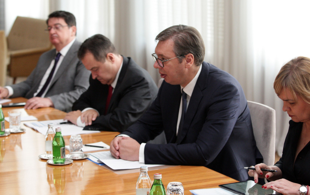 Putinov čovek prišao Vučiću, uručio mu HITNU PORUKU, pa progovorio na TEČNOM SRPSKOM!