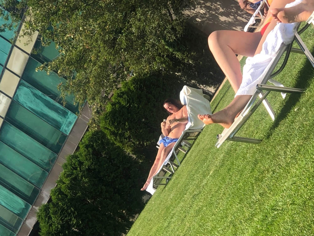 Popularni pevač uhvaćen na bazenu! Šepurio se dok su ga žene merkale, a ono što je na kraju uradio niko nije očekivao! (VIDEO)