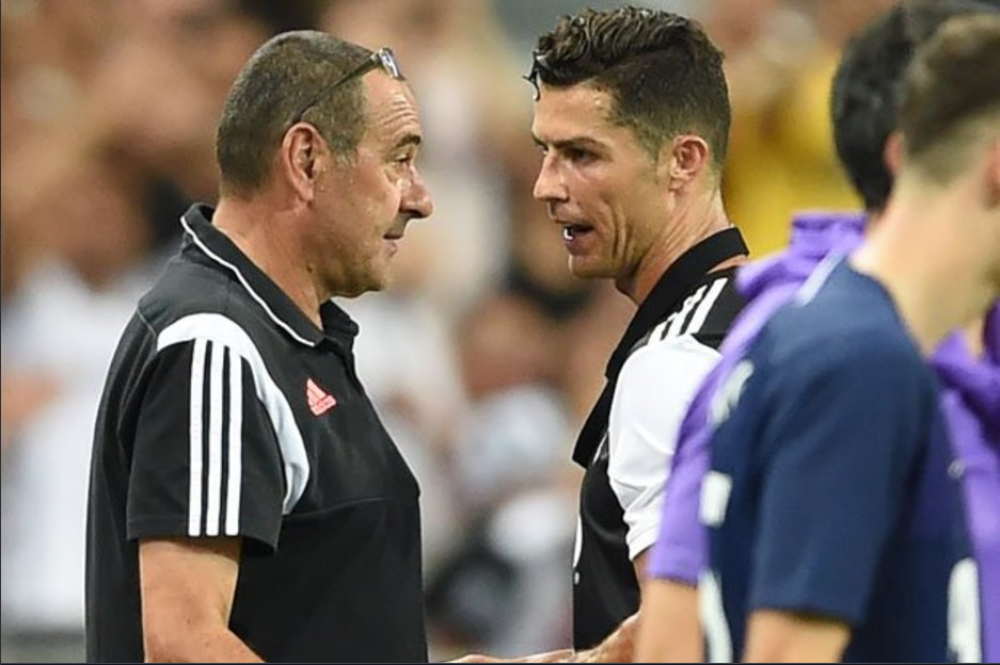 Nezadovoljan izmenom, Ronaldo rešio da se obračuna sa Sarijem koji je samo slegao ramenima! (VIDEO)