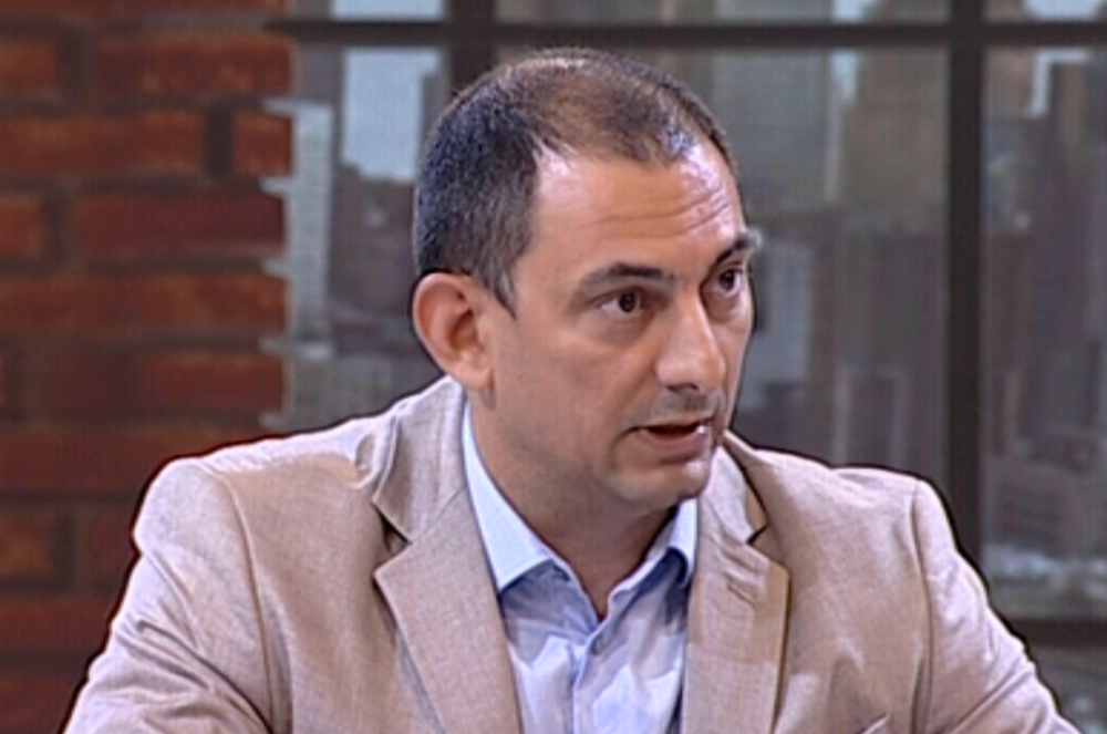 Stao pred kamere i rekao šta se dešava VUČIĆU I NJEGOVOJ PORODICI! Sad ga jure da ga UBIJU!