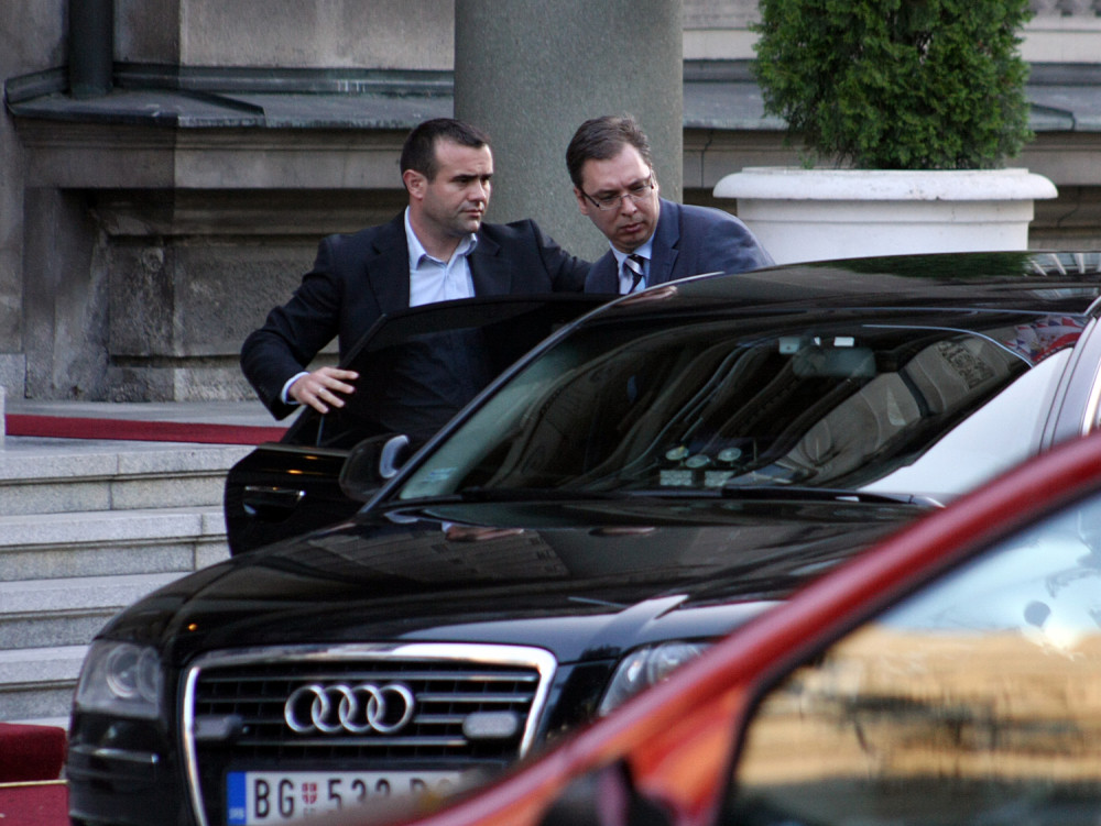 Prvo plakao kao kiša, a onda nasrnuo na predsednika Srbije!