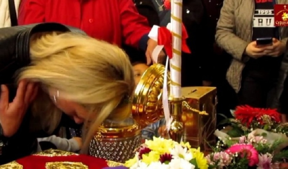 Vernici hrle da je dodirnu jer čini ČUDA: Kada sam usnama dotakla staklo ispod kojeg je HITON, oči su mi se napunile suzama!