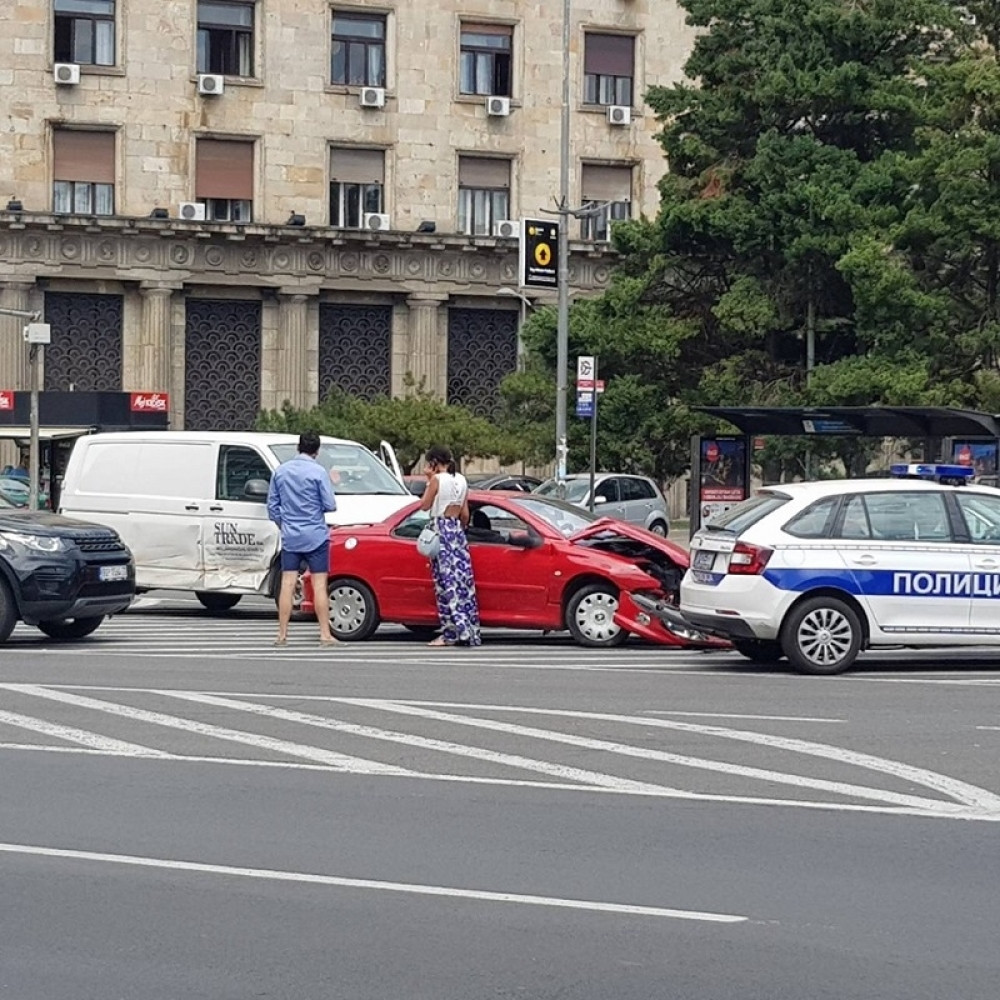 Prednji deo automobila potpuno smrskan! Policija na licu mesta! Hitno obavljaju uviđaj!