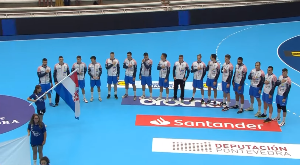 Vidno uznemireni hrvatski rukometaši pognuli glave i spustili ruke sa grudi, njihov trener gestikulirao organizatorima! (VIDEO)