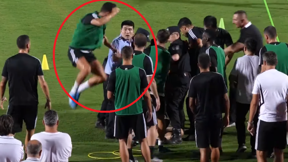 Veliki fan Ronalda upao na trening Juventusa, Kristijano skočio na policajca koji je držao navijača! (VIDEO)