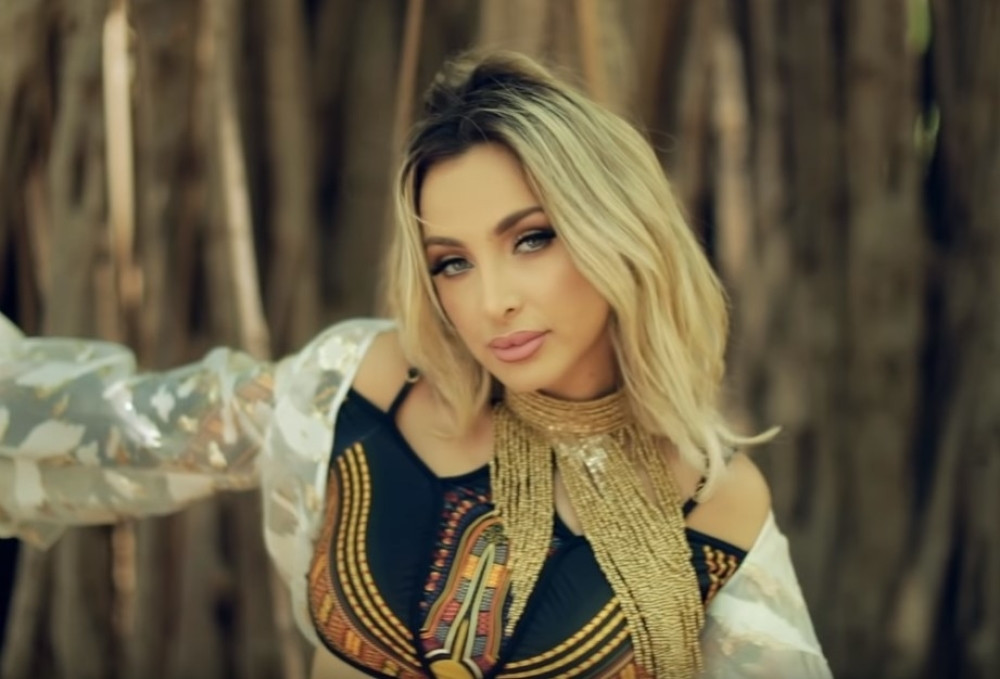 Maja Berović u bezobrazno minijaturnom bikiniju pokazala tetovažu na nezgodnom mestu! (FOTO)