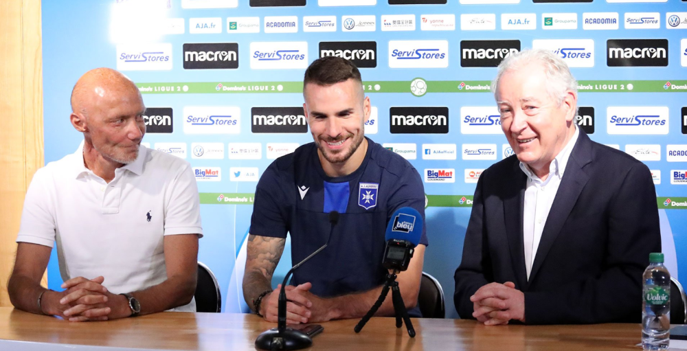 Ovakav doček nije dobio ni Jović u Realu! Francuzi poželeli dobrodošlicu srpskom napadaču na ćirilici! (FOTO + VIDEO)