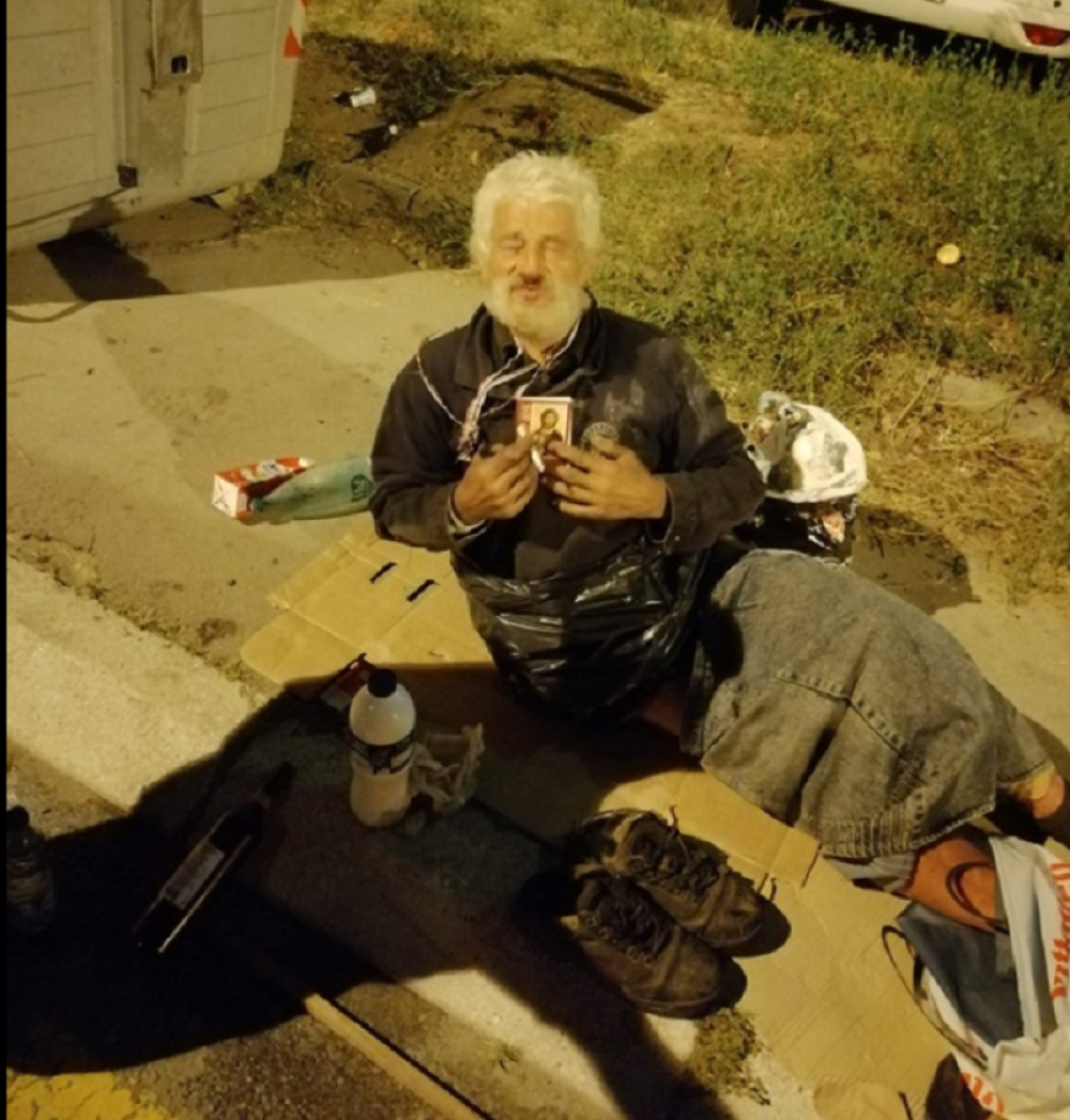 Supruga mu poginula u požaru posle kog je postao beskućnik. Teško bolestan čeka svoj kraj, a do tada bi mogao da ostane bez obe noge! (FOTO)