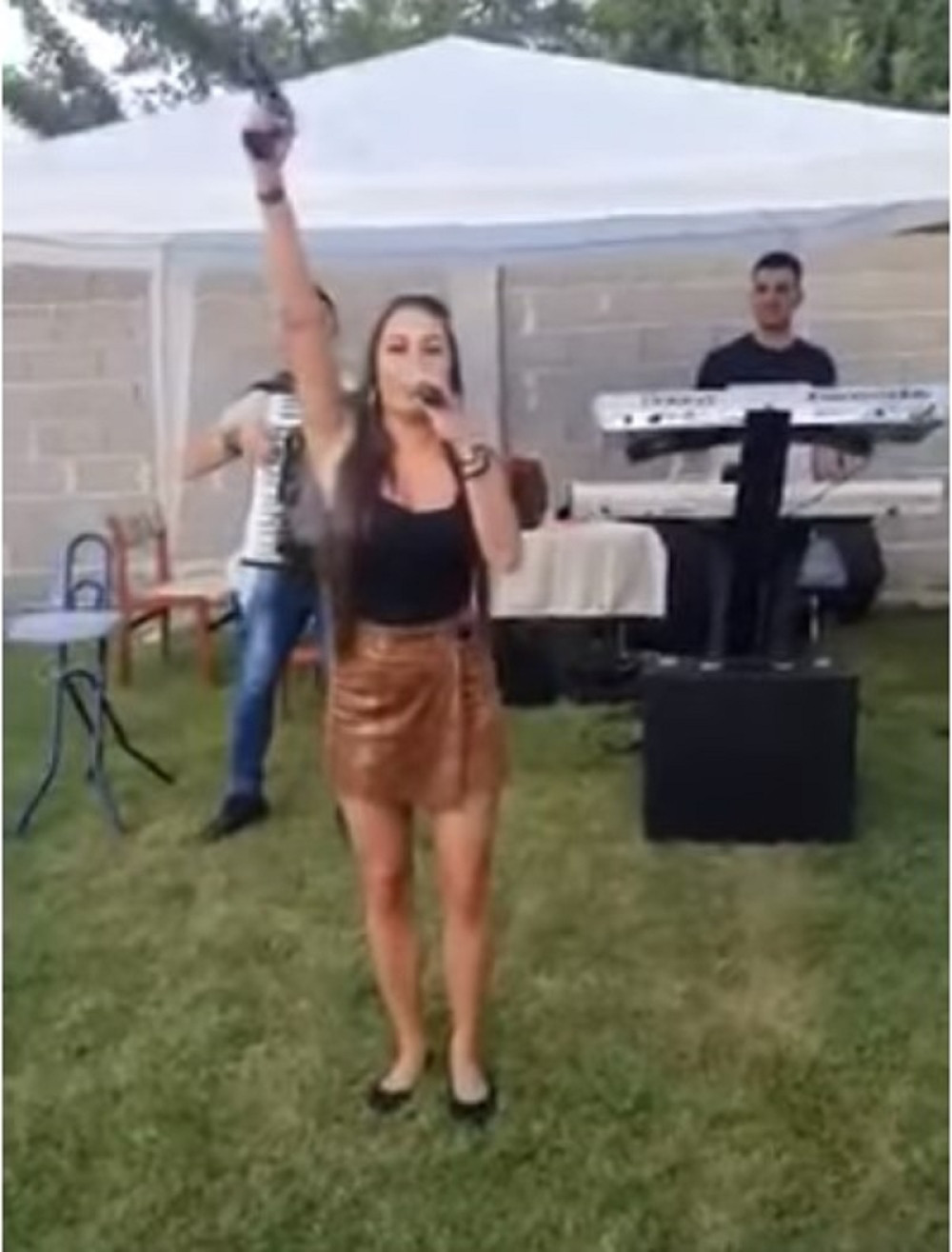 Cela Srbija bruji o pevačici koja PUCA NA SLAVLJU! Evo ko je ona i kako izgleda kada peva bez PIŠTOLJA! (FOTO)