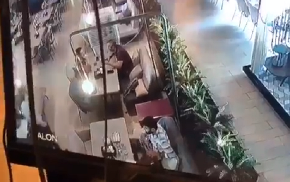 Pokolj u restoranu! Poznati diplomata IZREŠETAN očas posla! Mladić izvukao pištolj i za TREN OKA obavio krvavi zadatak! (VIDEO)