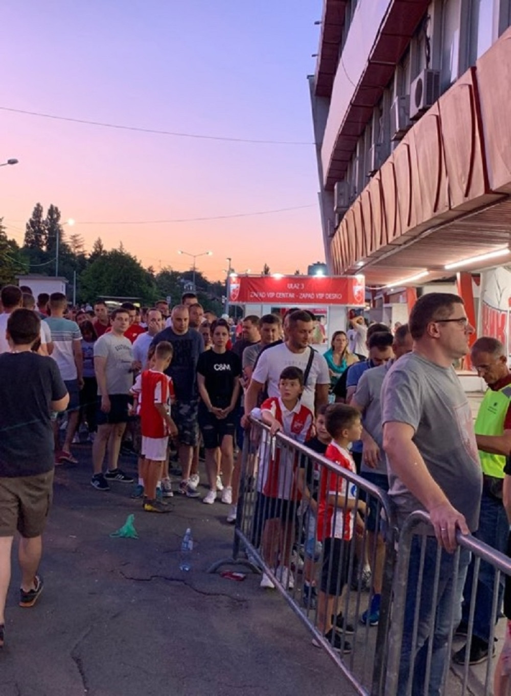 Crveno-belo druženje sa navijačima, ovo iznenađenje pred Radnički ih je oduševilo! (VIDEO)