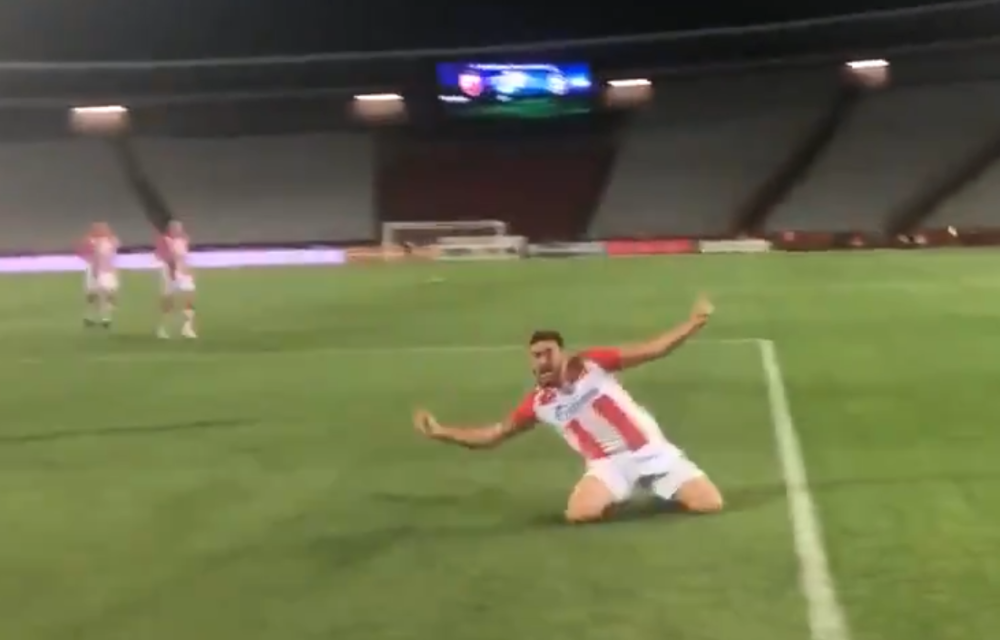 Ovako ludačku proslavu gola sigurno niste videli, podigao celu Marakanu na noge! Jedan fudbaler se propisno obrukao! (VIDEO)