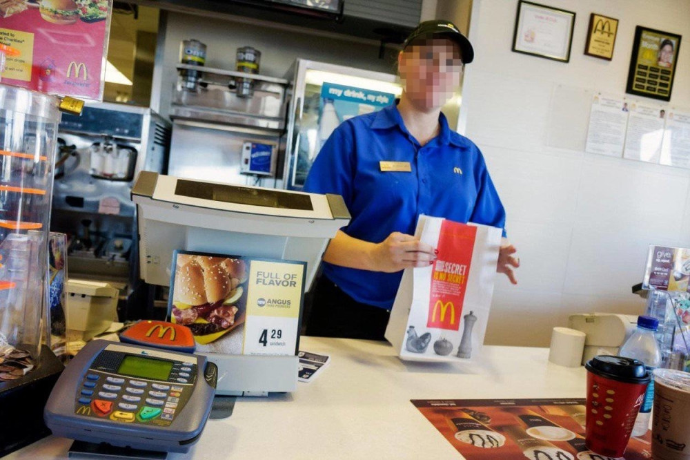 Porudžbina stigla hladna, ona uletela u kuhinju i počela da puca! Policija na licu mesta, radnica otkrila ono što niko nije primetio (FOTO)