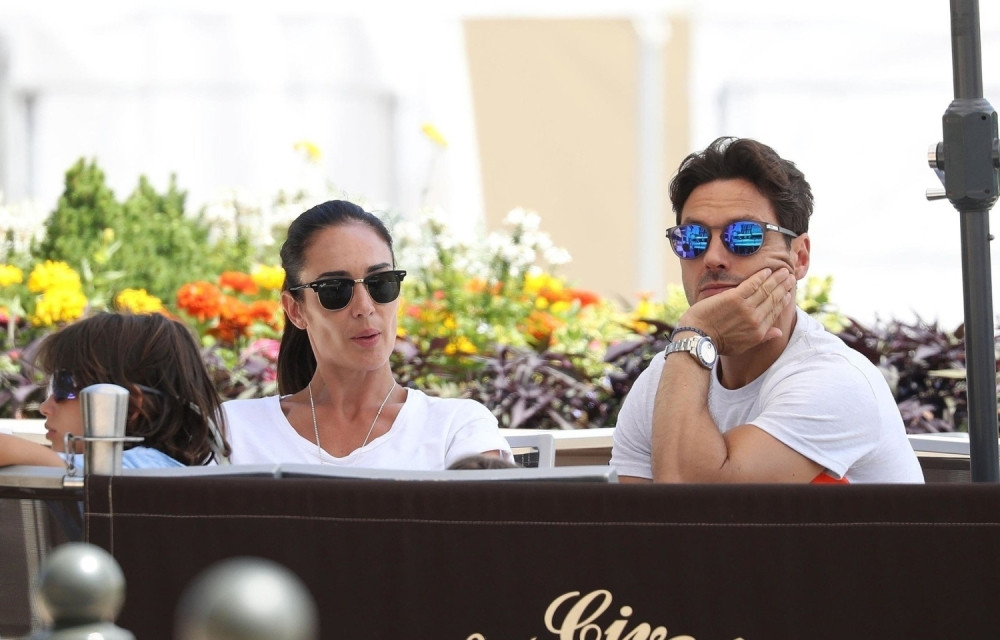 Berluskonijev sin uživa na poznatom letovalištu u jahtama i luksuzu, a sve to u njenom društvu! Prolaznici nisu skidali oči sa NJE!