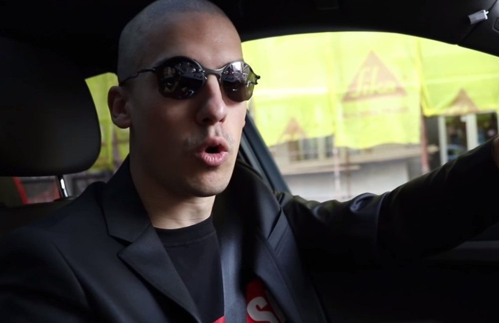 Komšije otkrivaju istinu: Baka Prase je potpuno ASOCIJALAN! Ništa nije kao na Jujtubu, krije se od SVIH dok radi OVO!