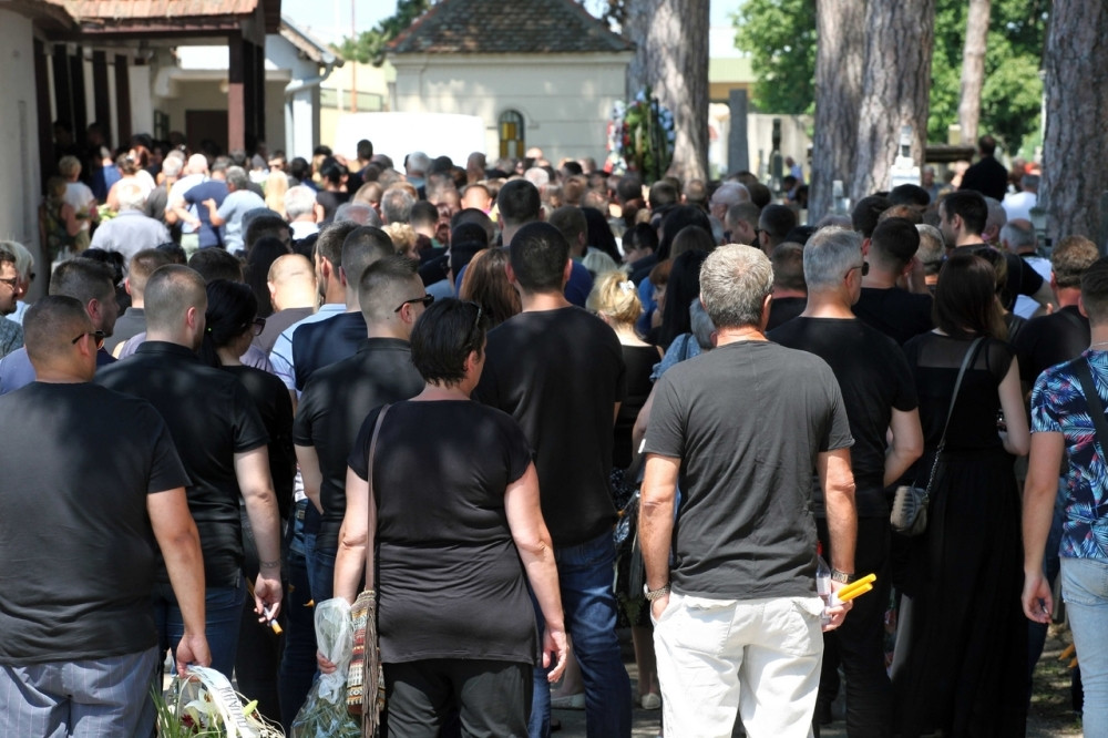 Kada neko umre, porodica žali. Evo šta kaže crkva - koliko dugo treba nositi crninu