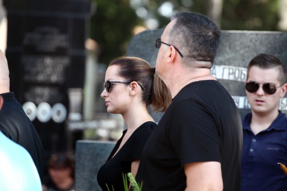 Prijovićka prebledela od tuge na sahrani misice Dijane, a evo šta piše na njenom OPROŠTAJNOM VENCU! (FOTO)