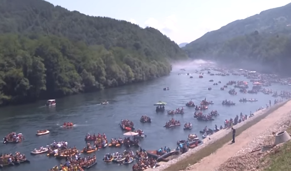 Nestao na Drinskoj regati pod NERAZJAŠNJENIM okolnostima! Prijatelji ga za TREN izgubili iz vida, a onda je večeras jedan kajakaš primetio JEZIV prizor u vodi!