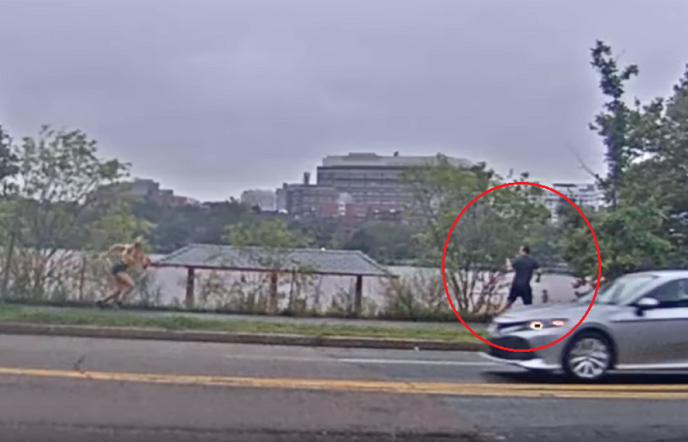Dok je džogirala u parku, ispred nje je izleteo PERVERZNJAK! Svašta joj je pokazao, ali i ona njemu - i to ŽESTOKO! (VIDEO)