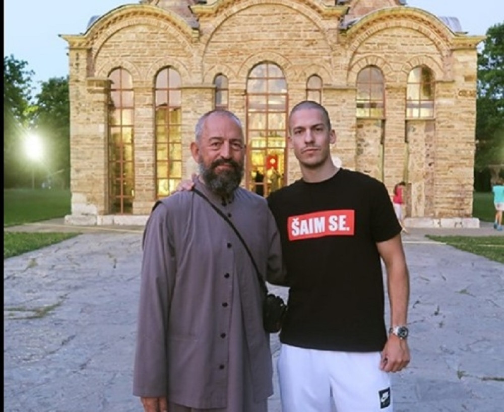 Baka Prase sa ocem na turneiji po Kosovu i Metohiji, pozirao za fotkanje i niko ne prestaje da ZURI u jedan detalj!