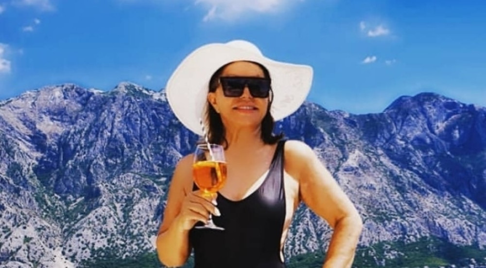 Neda Ukraden pozirala u kupaćem, na liniji joj zavide mlađe kolegince! Ovo nije realno! (FOTO)