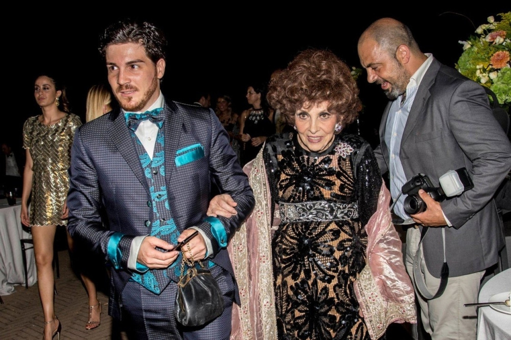 60 godina mlađi momak iskoristio slavnu glumicu! Oteo joj milione i sve spiskao na Ferari i stanove