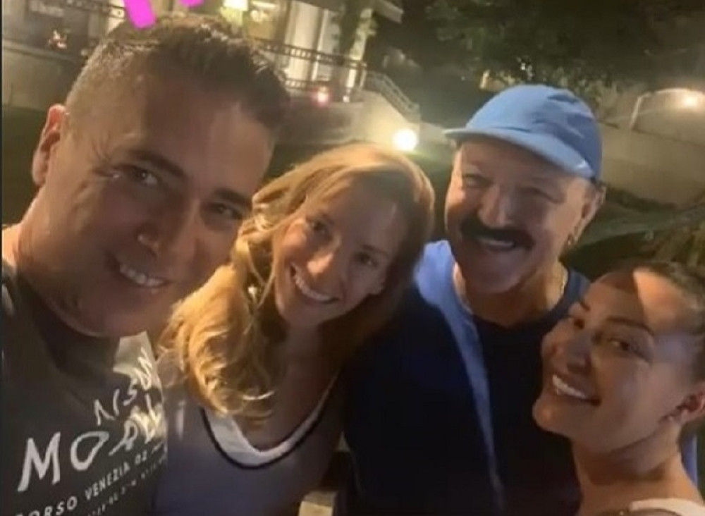 Ceca objavama ZAPALILA društvene mreže! Ovako uživa sa kolegama, žene ODUŠEVILE izgledom! (FOTO)